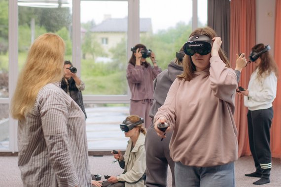 Kinder üben mit einer 3-D-Brille.