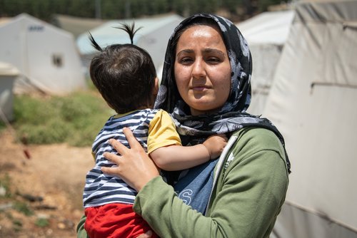 Mutter mit Kind nach dem Erdbeben in der Türkei