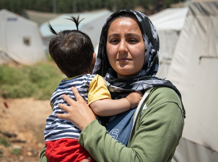 Mutter mit Kind nach dem Erdbeben in der Türkei