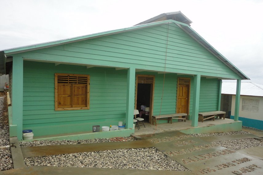 Ein grünes Haus aus Holz auf Haiti.